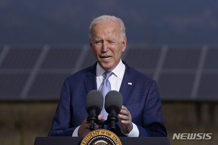 [아르반다=AP/뉴시스] 조 바이든 미국 대통령이 14일(현지시간) 콜로라도주 아르반다의 국립 재생 에너지 연구소 플랫아이언 캠퍼스에서 인프라에 관해 연설하고 있다. 2021.09.15.