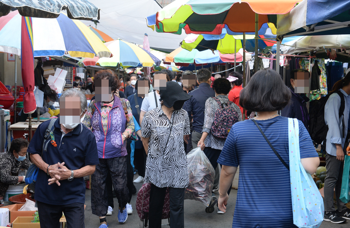 [울산=뉴시스] 배병수 기자 = 울산 중구 태화시장에 제수용품 등을 구입하러 나온 시민들로 북적이고 있다. 2021.09.15. bbs@newsis.com