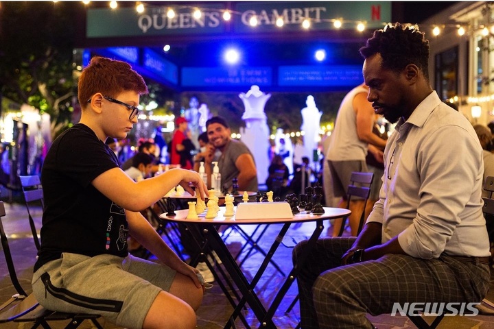 [서울=뉴시스]미국 캘리포니아주에 사는 데이먼 플레처(오른쪽)는 체스를 사용하여 아이들에게 인생에서 어떻게 올바른 선택을 하는지 알려주고 있다.(사진출처:trainofthought.us 인스타그램 캡처) 2021.09.16. *재판매 및 DB 금지