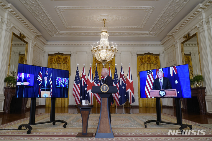 [워싱턴=AP/뉴시스]조 바이든 미국 대통령이 지난 15일(현지시간) 백악관 이스트룸에서 보리스 존슨 영국 총리(오른쪽 화면) 및 스콧 모리슨 호주 총리와 화상 공동 회견을 하고 있다. 2021.09.17.