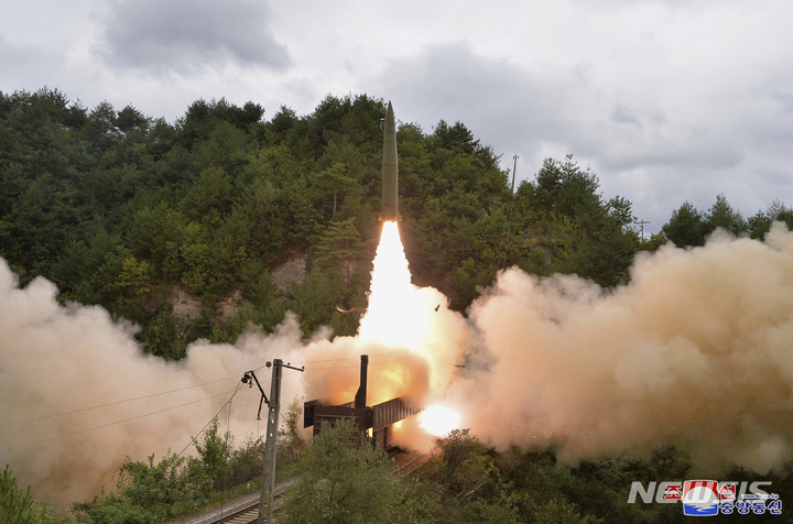 [평양=AP/뉴시스] 북한 조선중앙통신이 16일 공개한 사진에 15일 북한 모처에 있는 열차에서 미사일이 시험 발사되고 있다. (사진=조선중앙통신 갈무리) 2021.09.16.