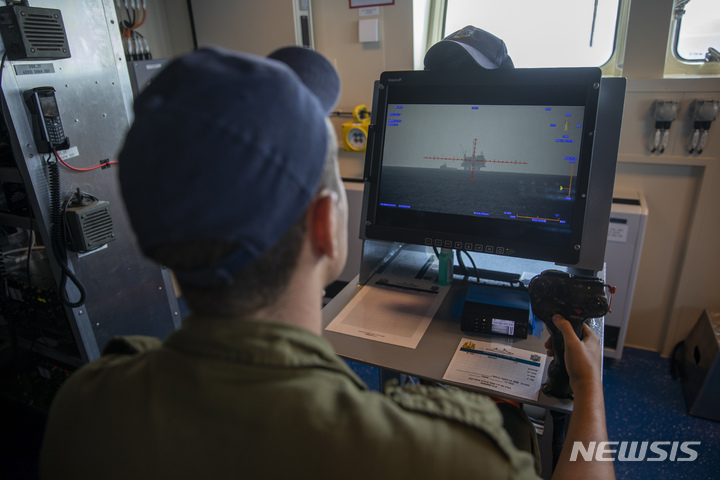 [AP/뉴시스]이스라엘 지중해 유전을 경비하기 위해 파견된 해군함정의 병사가 2021년 9월 1일 컴퓨터 화면으로 가스 채굴시설을 감시하고 있다.   