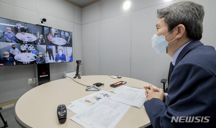 [서울=뉴시스] 사진공동취재단 = 이인영 통일부 장관이 16일 오후 서울 중구 대한적십자사 서울사무소에서 열린 화상 상봉장 시연행사에서 전주·홍성·의정부에 거주하고 있는 이산가족들과 면담하고 있다. 2021.09.16. photo@newsis.com