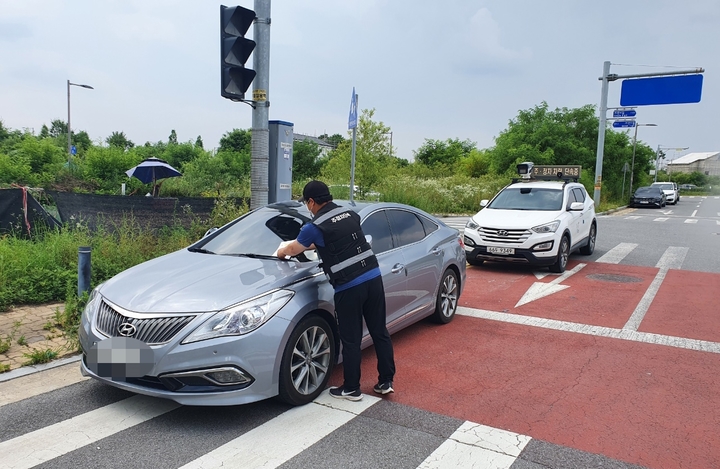 [진천=뉴시스] 불법 주정차 단속. (사진=진천군 제공) photo@newsis.com *재판매 및 DB 금지