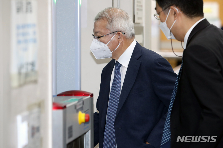 [서울=뉴시스] 조성우 기자 = 사법농단 혐의로 재판을 받고 있는 양승태 전 대법원장이 2021년 9월17일 오전 서울 서초구 서울중앙지방법원에서 열린 166차 공판에 출석하고 있다. 2021.09.17. xconfind@newsis.com