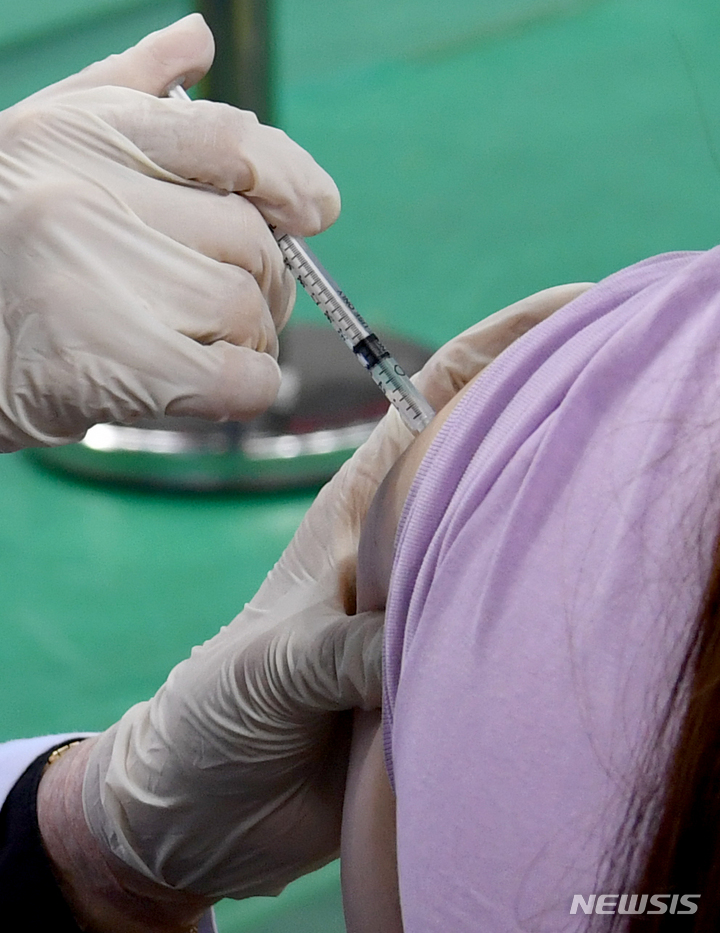 춘천, 백신 2차 접종률 아직 45％…30일까지 예약