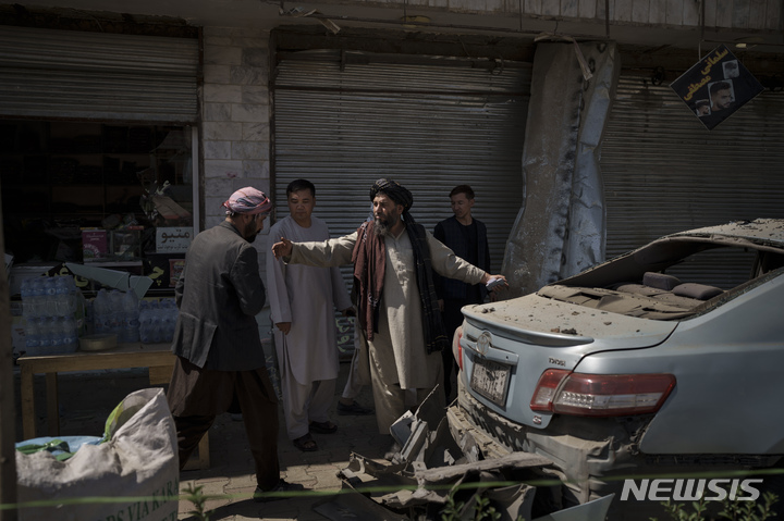 [카불(아프가니스탄)=AP/뉴시스] 지난 18일(현지시간) 아프가니스탄 수도 카불에서 탈레반 조직원들과 주민들이 폭탄 테러가 발생한 현장을 둘러보고 있다. 2021.09.25.