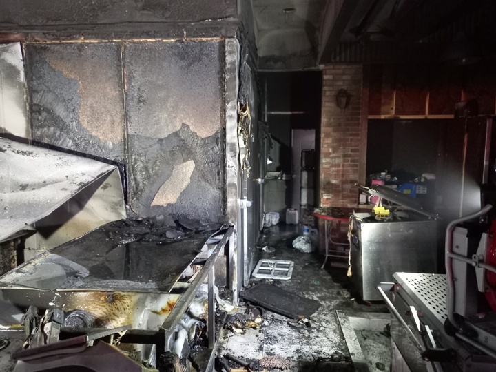 [부산=뉴시스] 18일 밤 부산 기장군의 한 건물 1층 축산물판매장에서 불이 났다. (사진=부산소방재난본부 제공) *재판매 및 DB 금지