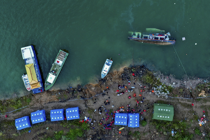 18일(현지시간) 중국 남서부 구이저우성 한 강에서 여객선이 전복됐다. 신화통신이 공개한 사진에서 수색과 구조 작업이 진행되고 있다. *재판매 및 DB 금지