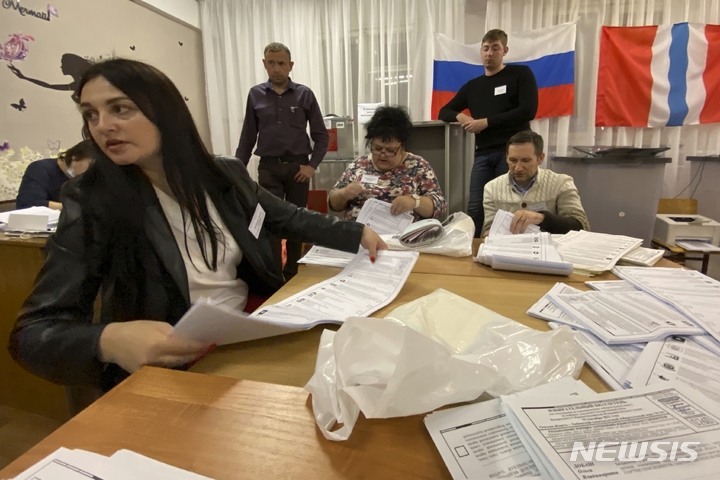 [옴스크(러시아)=AP/뉴시스]러시아 선거관리위원회 위원들이 지난 19일 옴스크 외곽 니콜라 예프카 마을의 국회의원 선거가 끝난 후 투표소에서 개표를 준비하고 있다. 2021.09.21.photo@newsis.com