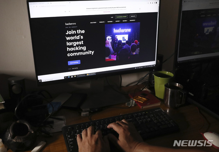 [자카르타(인도네시아)=AP/뉴시스] 지난 9월20일 인도네시아 자카르타에서 한 남성이 해커 커뮤니티 웹사이트를 방문하고 있다. 2021.11.17. *사진은 기사 내용과 관련 없음. 