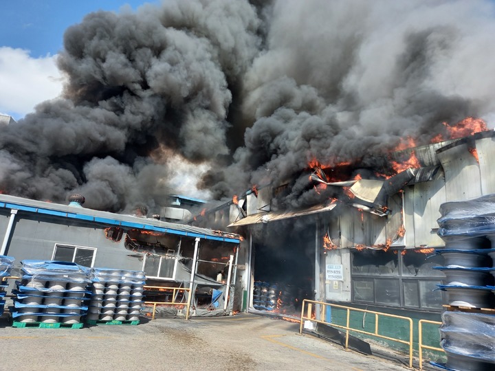 인천 가좌동 자동차부품공장 불…검은 연기 가득