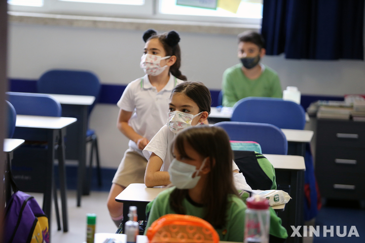 [앙카라( 터키)= 신화/뉴시스] 터키의 앙카라에 있는 한 학교에서 9월21일 어린 학생들이 마스크를 착용한 채 수업을 하고 있다.  