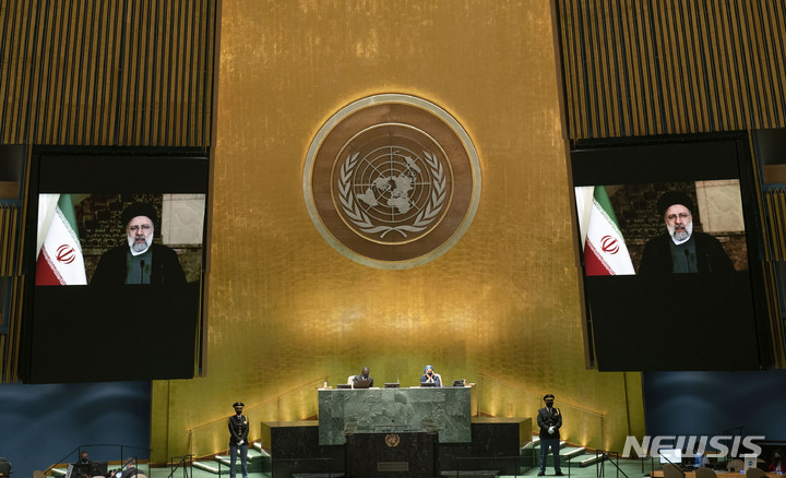 [유엔본부=AP/뉴시스]에브라힘 라이시 이란 새 대통령이 21일(현지시간) 사전 녹화된 동영상을 통해 유엔 총회 개막식에서 화상 연설하고 있다. 그는 이날 이란에 대한 미국의 제재를 "전쟁을 위한 메커니즘"이라고 맹비난했다. 2021.9.22