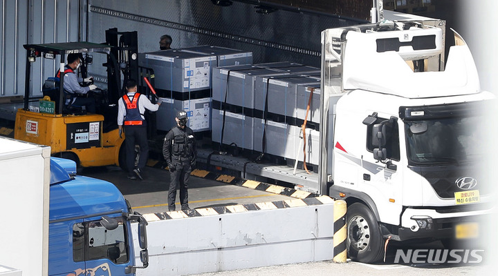 [인천공항=뉴시스] 홍효식 기자 = 정부가 미국 제약사 화이자사와 직접 계약한 코로나19 백신 462만 5천 회분이 지난 2021년 9월 22일 오후 인천국제공항 화물터미널에 도착해 옮겨지고 있다. 2023.01.20. yesphoto@newsis.com