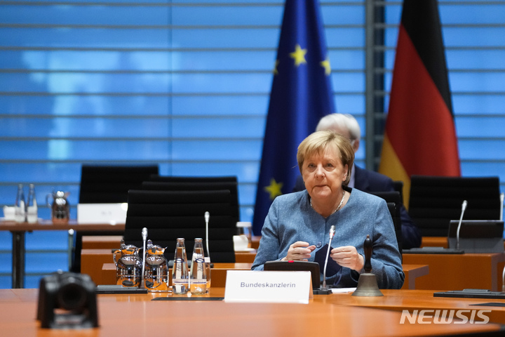 [베를린(독일)=AP/뉴시스] 앙겔라 메르켈 독일 총리가 22일(현지시간) 독일 베를린에서 총선 전 마지막 각료회의를 주재하고 있다. 2021.09.23.