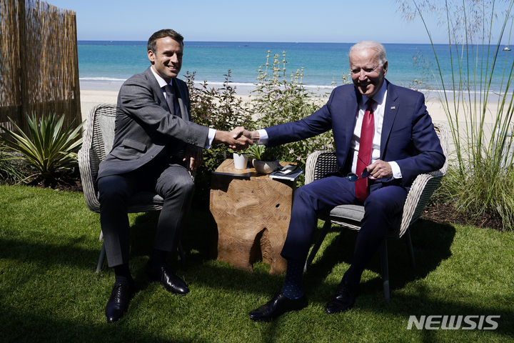 [콘월=AP/뉴시스]조 바이든 미국 대통령(오른쪽)과 에마뉘엘 마크롱 프랑스 대통령이 지난 6월12일 주요 7개국(G7) 회의 당시 손을 맞잡은 모습. 2021.09.22.