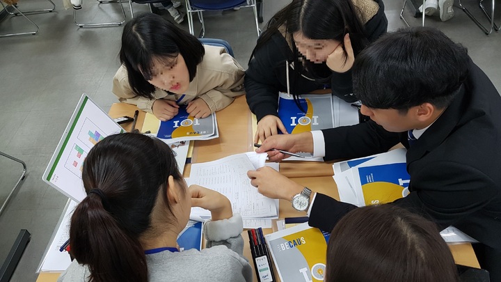 [서울=뉴시스] 서울 동작구의 '고등학생-중앙대 멘토링' 활동 모습. (사진=동작구 제공) 2021.09.23. photo@newsis.com *재판매 및 DB 금지