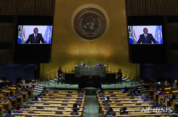 [뉴욕(미국)=AP/뉴시스]시릴 라마포사 남아프리카공화국 대통령이 23일 제76차 유엔 총회 연설을 통해 '백신 불평등'에 대해 이야기하고 있다. 2021.09.24.photo@newsis.com