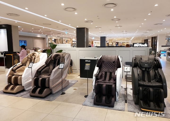 [서울=뉴시스]휴테크는 자사 안마의자를 체험하고 구매할 수 있는 브랜드관을 오는 25일 갤러리아 백화점 진주점에 연다. (사진= 휴테크 제공) 2021.09.24.