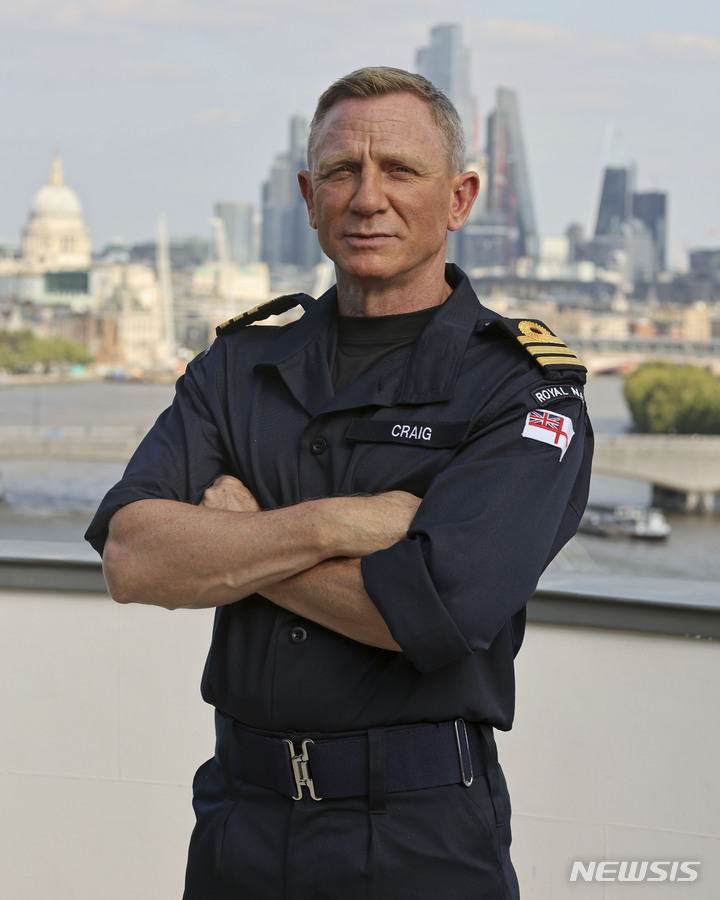 [런던=AP/뉴시스]22일 영국 해군으로부터 명예사령관으로 임명된 영화 007 시리즈의 제임스 본드 역 대니얼 크레이그의 모습. 2021.9.24