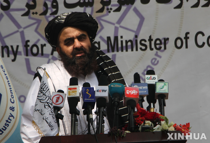 [카불=신화/뉴시스] 아미르 칸 무타키 탈레반 외교부 장관이 23일(현지시간) 아프가니스탄의 수도 카불에서 열린 누루딘 아지지 상공부 장관 취임식에 참석해 연설하고 있다. 무타키 장관은 이웃 국가들을 포함한 국제사회와 우호적인 관계를 맺고 싶다고 밝혔다. 2021.09.24.