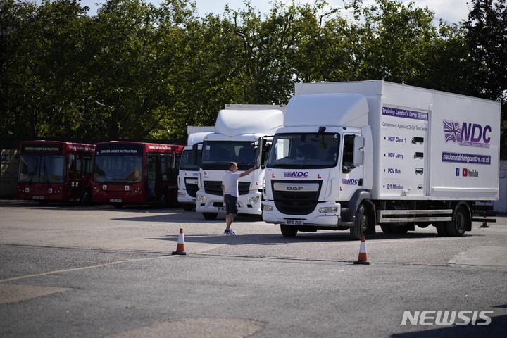 [AP/뉴시스] 대형 운송트럭을 몰 기사가 크게 부족해진 영국 런던의 한 운전학원에서 트럭운전 교습이  이뤄지고 있다