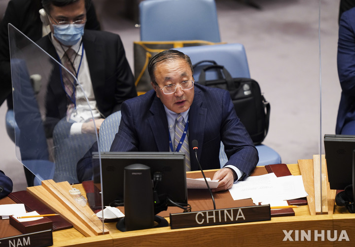 [ 유엔본부=신화/뉴시스] 9월24일 UN 안보리의 기후변화 회의에서 발언하는 장쥔 중국 유엔 대사. 그는 27일 핵무기확산금지조약과 관련해 일부 국가들의 2중 잣대와 일방적 해석을 비난하며 중국은 그런 태도에 반대한다고 밝혔다.