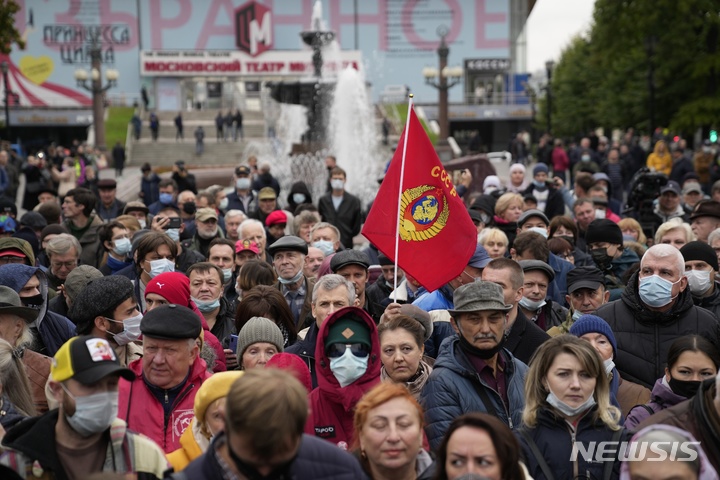 [모스크바=AP/뉴시스] 러시아 제1야당인 공산당 당원과 지지자들이 25일(현지시간) 모스크바 푸시킨 광장에서 지난주 하원(두마) 의원 선출 총선 결과에 불복해 항의 시위를 벌이고 있다. 2021.09.26 
