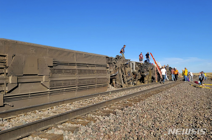[조플린=AP/뉴시스] 미국 서북부 몬태나주 조플린 근처에서 25일(현지시간) 오후 4시께 암트랙 여객열차가 탈선해 최소한 3명이 숨지고 수십 명이 다치는 사고가 발생했다. 2021.09.26 