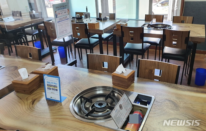 [서울=뉴시스]강북구 일반음식점 테이블에 코로나19 접종완료자 포함 안내판이 설치된 모습. 2021.09.27 (사진 = 강북구 제공) photo@newsis.com