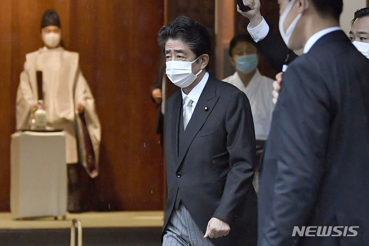 [도쿄=AP/뉴시스]일본의 패전일인 지난 8월 15일 아베 신조 일본 전 총리가 A급 전범이 합사된 야스쿠니 신사에 방문해 참배하기 위해 걸음을 옮기고 있다. 2021.12.02.