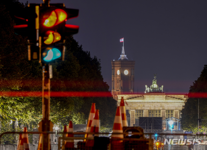 [베를린=AP/뉴시스] 27일(현지시간) 독일 베를린 연방의회 청사 앞에서 신호등이 켜져 있다. 2021.09.27.