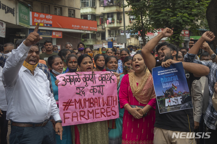 [뭄바이( 인도)= AP/뉴시스] 인도 뭄바이의 농민시위대가 지난 9월 27일 반정부시위 1주년을 기념하는 집회에서 농업법을 폐지하라며 항의하고 있다. 