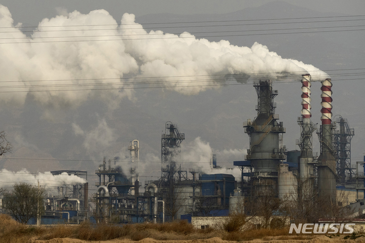 [허진(산시성)=AP/뉴시스] 중국의 한 석탄 공장에서 연기가 나오고 있다. 2019.11.28.