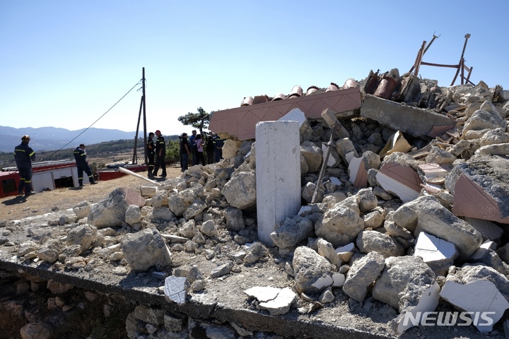 [크레타=AP/뉴시스] 27일(현지시간) 그리스 크레타섬의 규모 6.0의 지진이 발생해 소방대원들이 무너진 그리스 정교회 예배당 부근에서 대응하고 있다. 당국은 이 지진으로 최소 1명이 숨지고 여러 명이 다쳤다고 밝혔다. 2021.09.27
