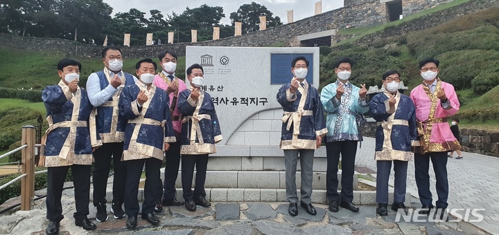 김상호 하남시장(사진 왼쪽에서 네 번째)이 백제문화제에 참석한 백제역사문화권 지자체장들과 기념촬영을 하고 있다. (사진=하남시 제공)