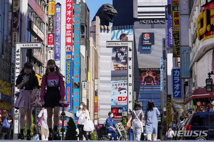 [도쿄(일본)=AP/뉴시스]지난 20일 일본 도쿄 신주쿠 거리를 코로나19 감염 방지를 위해 마스크를 쓴 시민들이 걸어가고 있다. 2021.09.29.