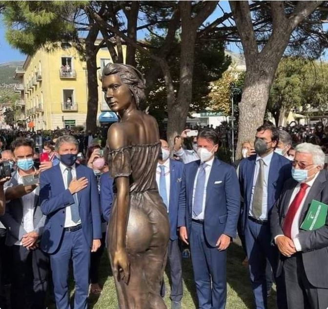 지난 25일 이탈리아 남부 캄파니아주 살레르노도 사프리시에서 루이지 메르칸티니의 시 '사프리의 이삭 줍는 사람' 속 등장 인물을 모티브로 한 동상이 공개됐다. 이탈리아에서 애국의 상징으로 여겨지는 인물이 몸매가 적나라하게 드러나는 의상을 입고있어 성차별적이라는 논란에 휩싸였다. (사진=로라 볼드리니 이탈리아 상원의원 트위터 캡처) 2021.09.29. photo@newsis.com *재판매 및 DB 금지