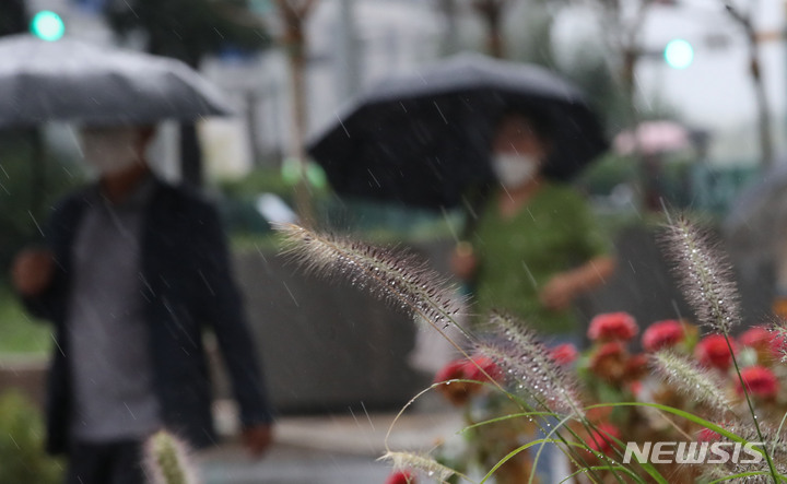 [서울=뉴시스] 권창회 기자 = 비가 내리고 있는 지난달 29일 오전 서울 종로구 광화문역 인근에서 직장인들이 우산을 쓰고 출근하고 있다. 2021.09.29. kch0523@newsis.com