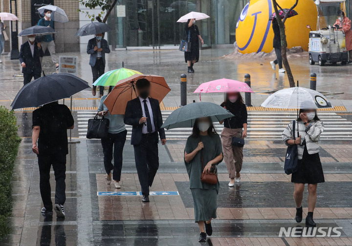 [서울=뉴시스] 권창회 기자 = 비가 내리고 있는 29일 오전 서울 종로구 광화문역 인근에서 직장인들이 우산을 쓰고 출근하고 있다. 2021.09.29. kch0523@newsis.com