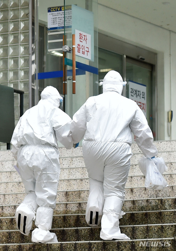 [대구=뉴시스] 이무열 기자 = 29일 오전 대구 중구 계명대학교 대구동산병원에서 근무 교대를 위해 레벨D 개인보호구를 착용한 간호사들이 코로나19 격리병동으로 들어가고 있다. 2021.09.29. lmy@newsis.com