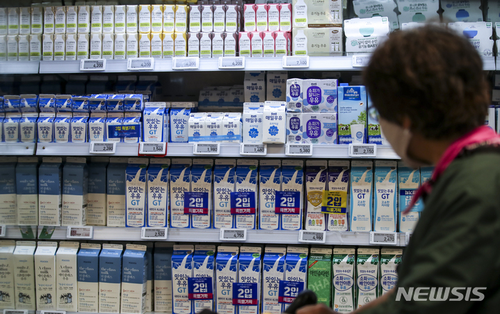[서울=뉴시스] 서울시내 한 대형마트 우유 진열대의 모습. 2021.09.29. jhope@newsis.com