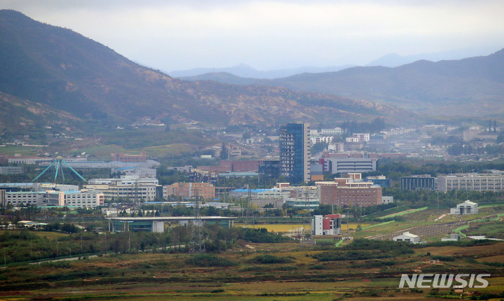 [서울=뉴시스] 박미소 기자 = 지난해 9월29일 오전 경기 파주시 도라전망대에서 바라본 북한 개성공단 일대가 적막하다. 2021.09.29. misocamera@newsis.com