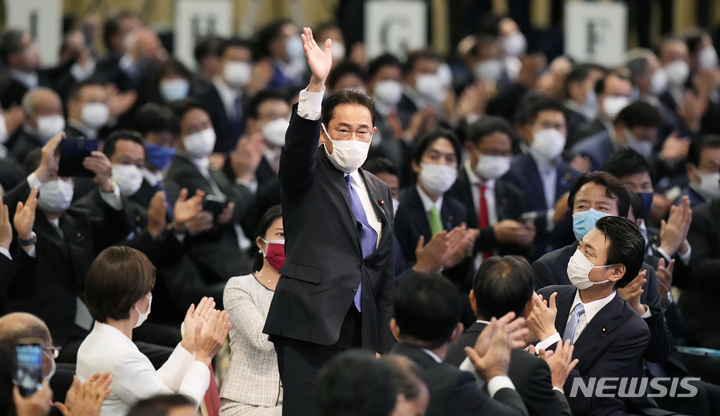 [도쿄/교도·AP=뉴시스]기시다 후미오 전 일본 외무상이 집권 자민당 총재선거가 치러진 29일 도쿄내에서 지지자들에게 손을 흔들어 보이고 있다.그는 이날 총재선거에서 승리해 일본의 100대 총리에 등극하게 됐다. 2021.09.29.