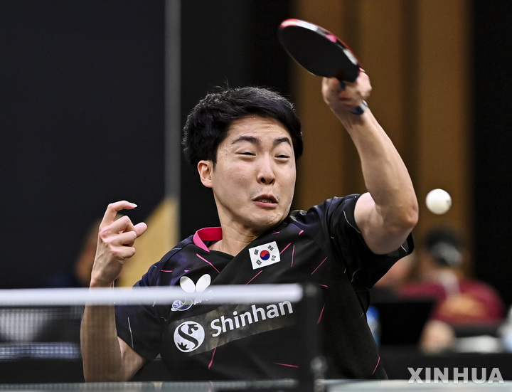 [도하=신화/뉴시스] 임종훈이 29일(현지시간) 카타르 도하에서 열린 2021 ITTF-ATU 아시아 선수권 대회 남자 단체 8강전에서 호콴킷(홍콩)과 경기하고 있다. 장우진, 이상수, 임종훈이 팀을 이룬 한국은 홍콩을 3-1로 꺾고 준결승에 올랐다. 2021.09.30.