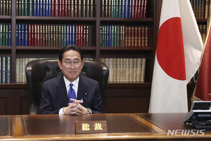 [도쿄(일본)=AP/뉴시스]지난달 29일  새 일본 집권 자민당 총재로 선출된 기시다 후미오가 도쿄의 당 본부에서 기자회견을 한 후 총재 자리에 앉아 사진 촬영을 하고 있다. 2021.10.01.