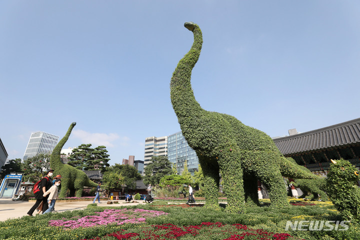 [서울=뉴시스] 박미소 기자 = 오는 10월 6일 열리는 '조계사 국화향기 나눔전'을 앞두고 30일 오후 서울 종로구 조계사에 공룡 조형물이 설치되어 있다. 2021.09.30. misocamera@newsis.com