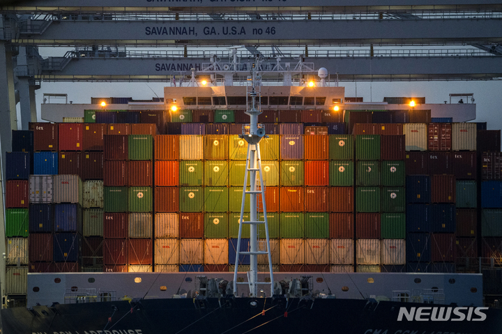 [AP/뉴시스]미국 조지아주 사바나 항구에 산적한 컨테이너들. 2021.10.14.photo@newsis.com
