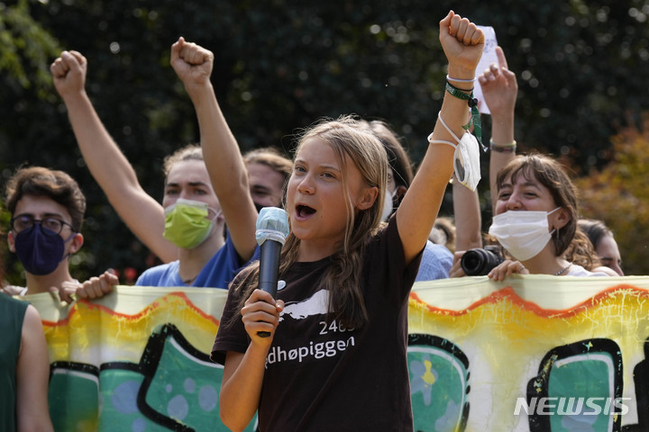 [밀라노=AP/뉴시스]스웨덴 청소년 환경운동가 그레타 툰베리가 기후위기 반대 시위를 이끌고 있다. 2021.10.1.